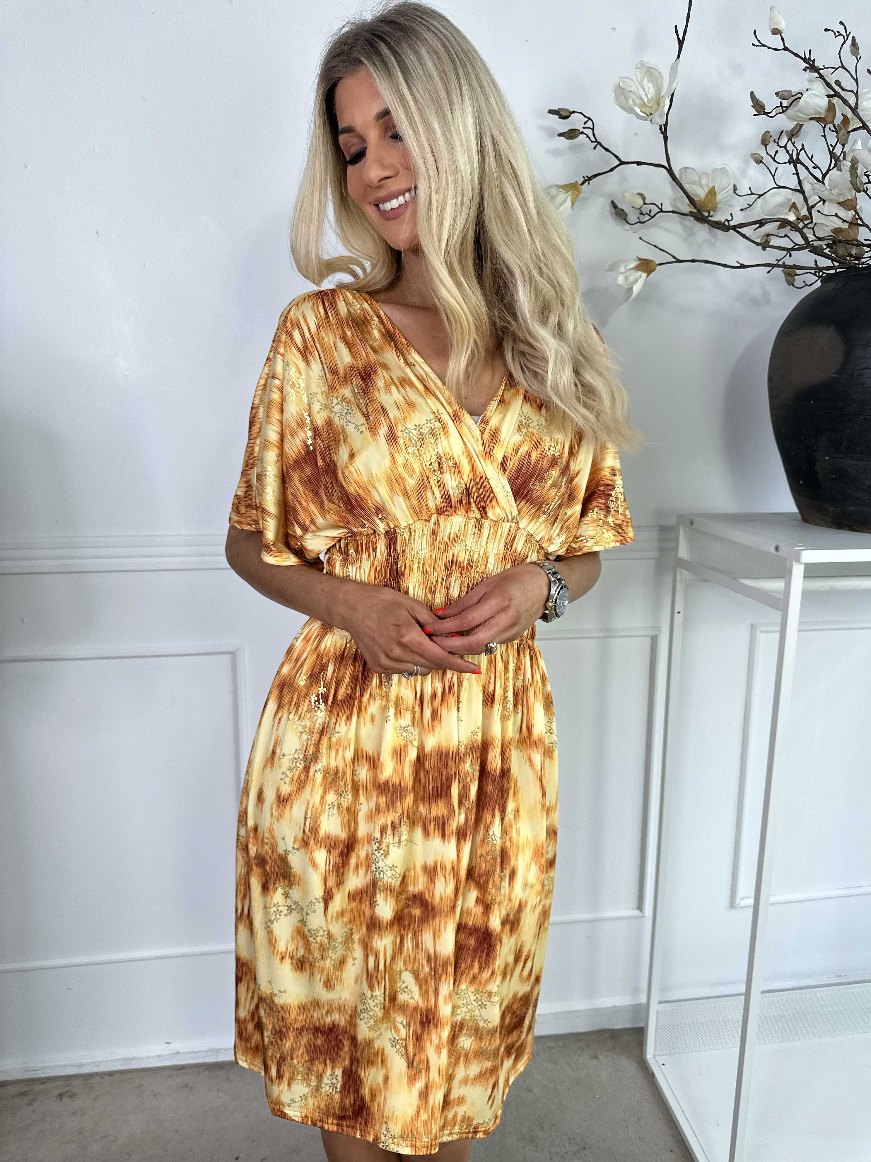 Pams Art Short - Mønstret elastisk kjole med guld blomster